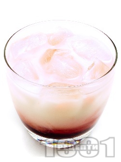Коктейл Розов руснак (Pink Russian) с водка, нар ликьор и мляко - снимка на рецептата Коктейл Розов руснак (Pink Russian) с водка, нар ликьор и мляко - снимка на рецептата